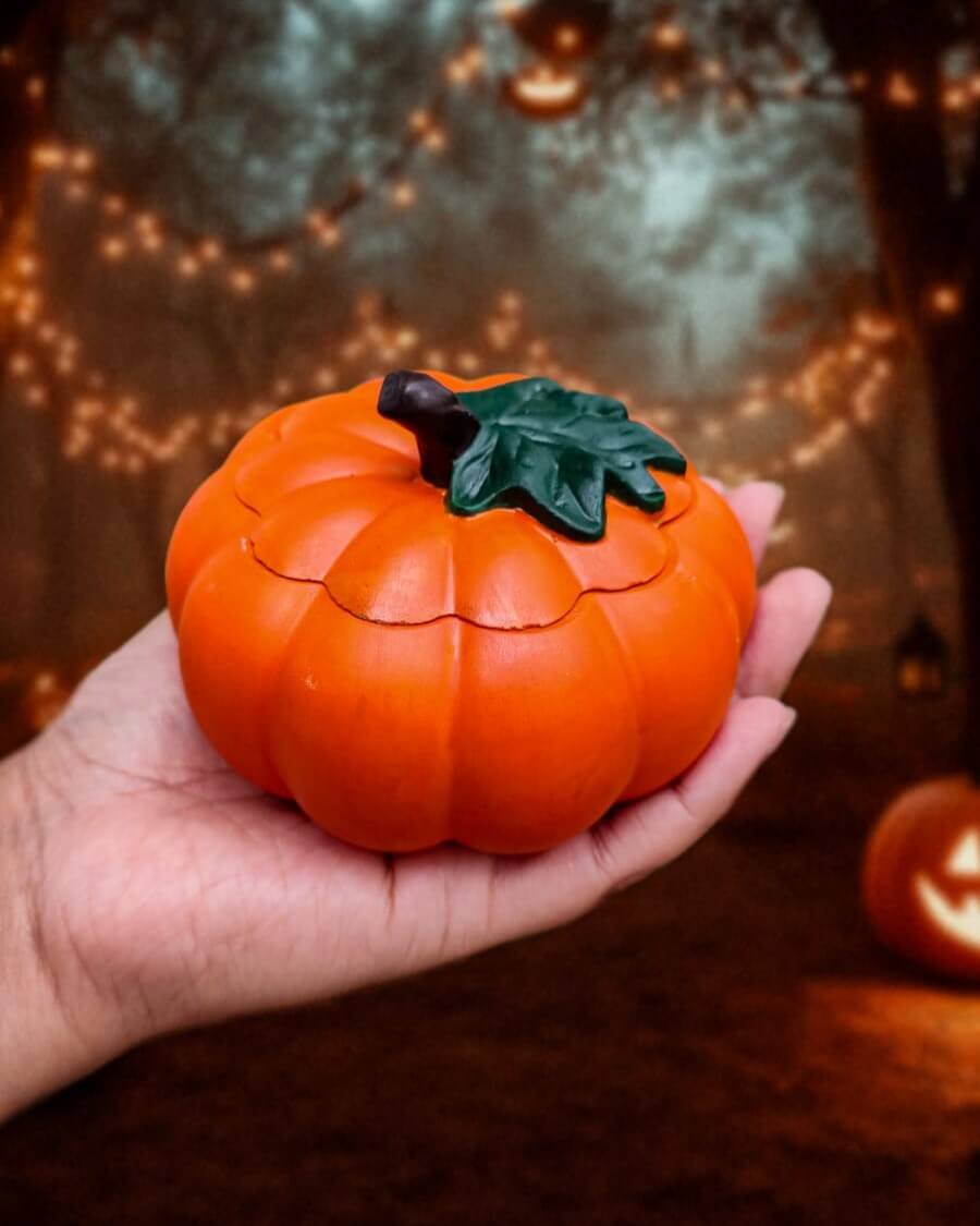 contenedor de concreto en forma de craneo